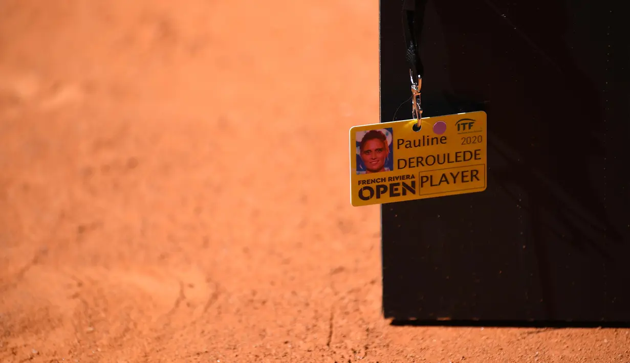 Akreditasi atlet para tenis Prancis yang dimainkan oleh Pauline Deroulede selama edisi ke-4 turnamen tenis kursi roda French Riviera Open di Biot, 28 September 2020. Pauline Deroulede menjadi calon Prancis pada tenis kursi roda dalam waktu kurang dari dua tahun. (Photo by FRANCK FIFE/AFP)