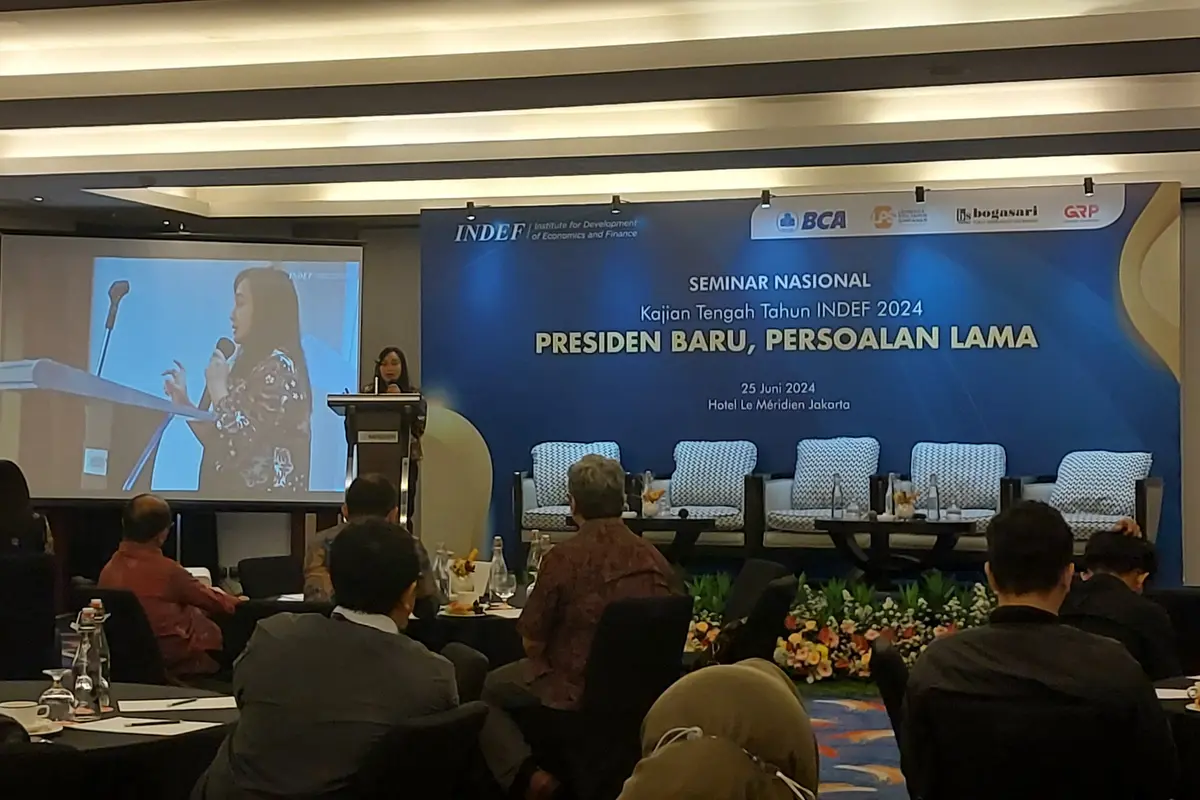 Direktur Eksekutif Institute for Development of Economics and Finance (INDEF) Esther Sri Astuti dalam Kajian Tengah Tahun INDEF 2024 bertajuk 'Presiden Baru, Persoalan Lama', di Hotel Le Meridien, Jakarta, Selasa (25/6/2024). (Arief/Liputan6.com)