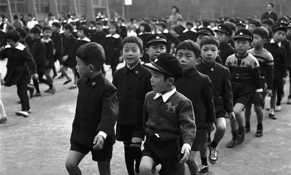 Suasana anak-anak sedang berbaris sebelum masuk sekolah di Jepang pada 1955. (Japan Times). 
