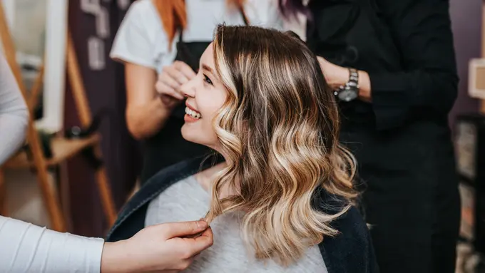 Pengin Rambut Berwarna Lebih Tahan Lama? Pastikan Menerapkan Beberapa Kebiasaan Sederhana Ini