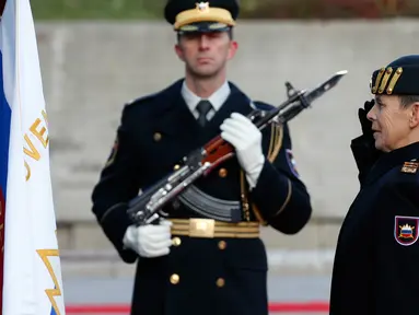 Mayor Jenderal, Alenka Ermenc memberi hormat pada bendera Angkatan Darat Slovenia selama upacara pengambilalihan di Ljubljana, Rabu (28/11). Slovenia menunjuk Ermenc (55) untuk menempati posisi kepala tentara negara tersebut. (AP/Darko Bandic)Mayor Jender