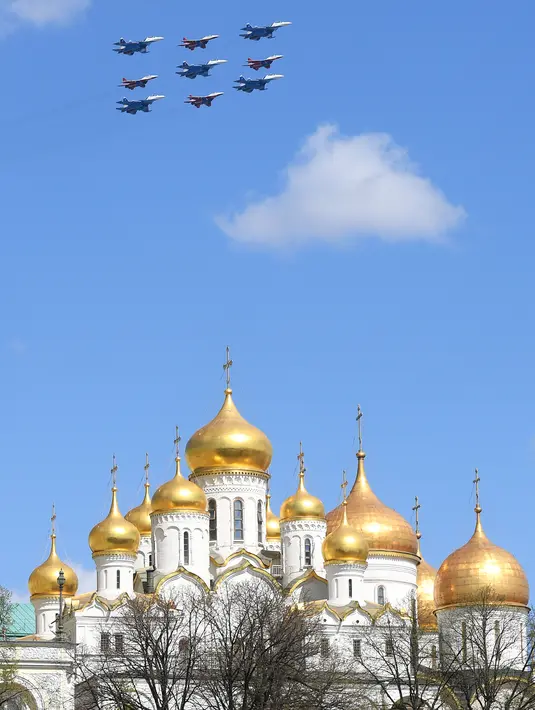 Pesawat Antonov An-124 Ruslan terbang di atas Ivan the Great Bell Tower saat latihan parade militer Hari Kemenangan di Moskow, Kamis (4/5). Rusia akan merayakan HUT ke-72 dari kemenangan atas Nazi Jerman pada 9 Mei 1945. (AFP PHOTO / Natalia KOLESNIKOVA)