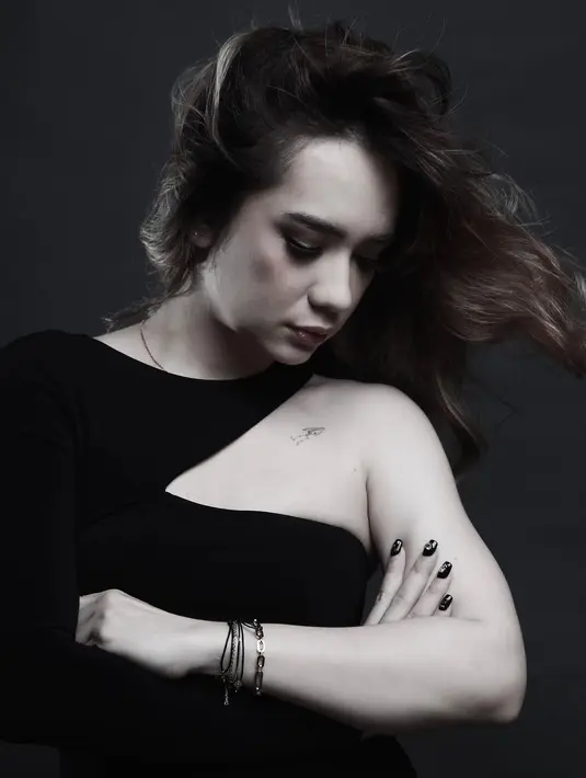 Di pose lain ia mengenakan dress satu lengan berwarna hitam. Warna ini cukup sering ia kenakan di foto-foto yang diunggah ke Instagram. [Instagram.com/anneofficial1990]