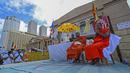 <p>Biksu Buddha dan demonstran anti-pemerintah berdoa selama festival Waisak di dekat kantor Presiden di Kolombo, Sri Lanka, Minggu (15/5/2022). Pihak berwenang Sri Lanka mencabut jam malam nasional pada 15 Mei ketika negara pulau yang kekurangan uang tersebut bersiap untuk merayakan festival Buddha yang penting, dengan perayaan yang diredam oleh krisis keuangan yang semakin memburuk. (Ishara S. KODIKARA / AFP)</p>