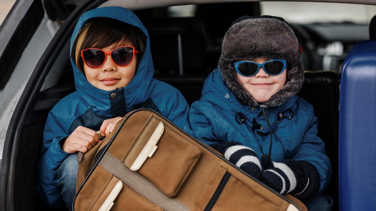 14 Travel Kit Esensial agar Anak Tetap Nyaman dan Tenang Selama Perjalanan Jauh