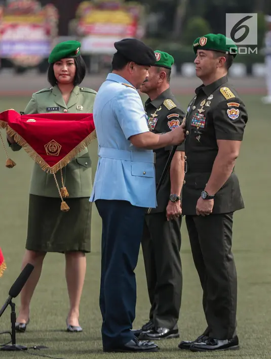 Panglima TNI Marsekal Hadi Tjahjanto menyematkan tanda jabatan kepada pejabat baru Kepala Staf TNI Angkatan Darat (KSAD) Jenderal TNI Andika Perkasa saat upacara serah terima jabatan di Mabes TNI AD, Jakarta, Kamis (29/11). (Liputan6.com/Faizal Fanani)