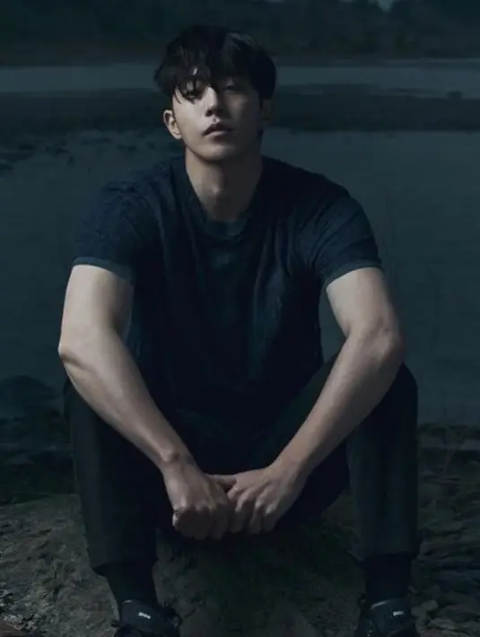Pesona Nam Joo Hyuk masih sangat kuat meski memakai setelan berwarna gelap dengan rambut yang berantakan. Sebelum dirinya melakukan wajib militer, pemeran drama korea Start-Up ini akan menyelesaikan syuting serial Vigilante pada pertengahan November. (Instagram/@skawngur)