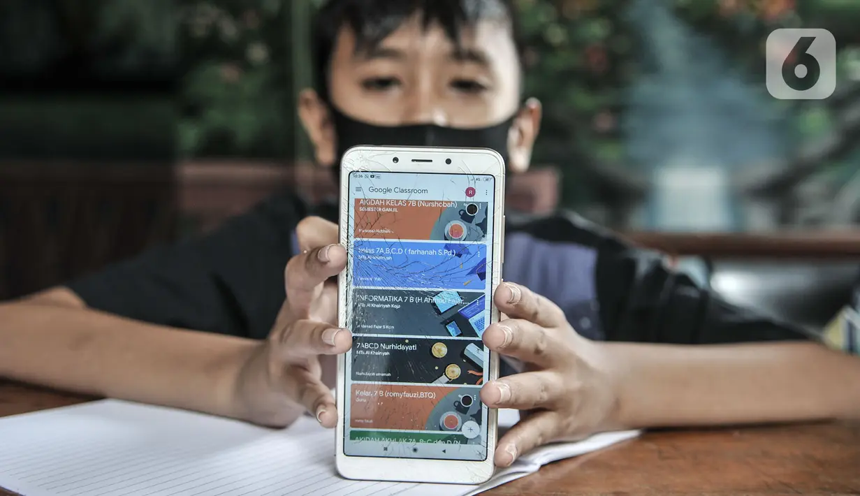 Siswa menunjukkan aplikasi belajar saat mengikuti kegiatan pelajaran jarak jauh di Bank Sampah Majelis Taklim, Kecamatan Koja, Jakarta, Rabu (12/8/2020). (merdeka.com/Iqbal S. Nugroho)