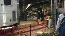 Satu kereta komuter dari New York tergelincir dan menghantam stasiun kereta Hoboken di New Jersey, Kamis (29/9). Tembok luar bangunan stasiun rusak berat akibat kecelakaan ini. (Courtesy of Kaitlin McCabe via REUTERS)