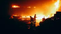 Hingga saat ini belum diketahui penyebab kebakaran gudang ini, begitu juga adanya korban jiwa maupun taksiran kerugian akibat kebakaran. (Liputan6.com/Faizal Fanani)