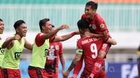 Para pemain Persiba Balikpapan merayakan gol  Marlon Da Silva ke gawang PS TNI pada Lanjutan Liga 1 2017 di Stadion Pakansari, Bogor, Jumat (5/5/2017). (Bola.com/Nicklas Hanoatubun)
