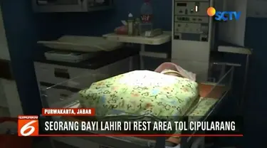 Seorang bayi perempuan lahir di rest area km 88 ruas Tol Cipularang, Purwakarta, Jawa Barat, Senin subuh (11/6). Bayi dan ibunya langsung dilarikan ke RSUD Bayu Asih untuk mendapat penangan medis.