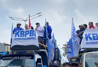 Massa buruh menggelar aksi demonstrasi di depan Gedung UOB, Jalan M.H. Thamrin, Jakarta Pusat, untuk menyuarakan aspirasi terkait Rancangan Undang-Undang (RUU) Ketenagakerjaan. (Liputan6.com/Tisha Maulida Fazriah)