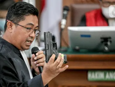 Jaksa menunjukkan barang bukti senjata HS dalam sidang lanjutan kasus pembunuhan Brigadir Yosua Hutabarat aau Brigadir J dengan terdakwa Ferdy Sambo dan Putri Chandrawathi di PN Jakarta Selatan, Jakarta, Selasa (22/11/2022). Jaksa Penuntut Umum (JPU) menghadirkan beberapa senjata api yang dijadikan alat bukti dalam kasus pembunuhan Brigadir J. (Liputan6.com/Faizal Fanani)