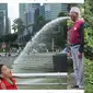6 Editan Foto Orang di Air Mancur Ini Absurd Banget, Kocak (FB Somantri Ahmad)