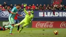 Pada menit ke-59. Umpan Jordi Alba dimaksimalkan Luis Suarez menjadi gol pertama Barcelona ke gawang Osasuna. (AFP/Cesar Manso)