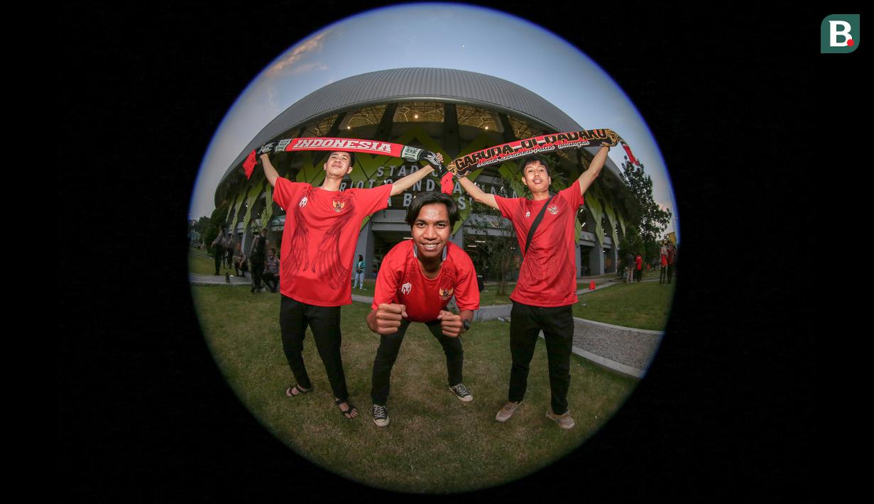 <p>Dari kiri ke kanan: Dwi Kurniawan (22), Billy Putra Adhitama (21), dan Suryadi (25) merupakan rombongan suporter yang berasal dari daerah yang berbeda-beda. Mereka berasal dari Madiun, Yogyakarta, dan Cikarang. Profesi dari ketiganya adalah seorang pegawai swasta. Begini tanggapan mereka soal Timnas Indonesia U-19 di ajang AFF U-19 2022: "Timnas Indonesia U-19 sekarang terlihat lebih menonjol setelah ditangani oleh Shin Tae-yong. Selain itu, cara mereka bermain seimbang antara menyerang dan bertahan." (Bola.com/Bagaskara Lazuardi)</p>