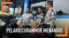 Ditangkap saat mengendarai motor curian ke Madura, seorang pria ditangkap polisi di Jembatan Suramadu. Pelaku sempat menangis saat dimintai keterangan.