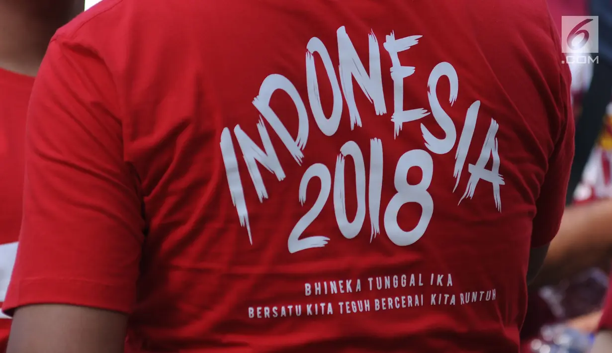 Tulisan dari kaus salah satu peserta gelaran Harmoni Indonesia 2018 di Kompleks Gelora Bung Karno, Jakarta, Minggu (5/8). Acara ini bagian perayaan HUT RI ke-73 dan menyambut Asian Games 2018. (Liputan6.com/Helmi Fithriansyah)