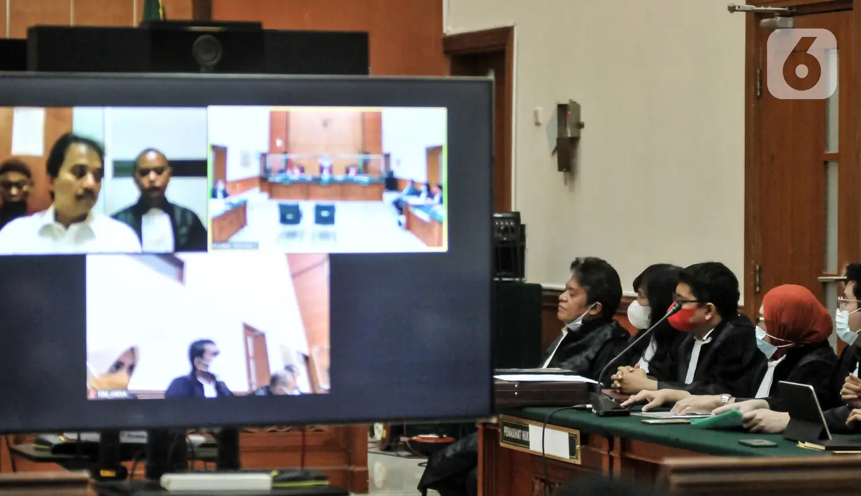 Layar menampilkan terdakwa Roy Suryo saat sidang perdana kasus meme stupa Candi Borobudur di Pengadilan Negeri Jakarta Barat, Rabu (12/10/2022). Sidang pembacaan dakwaan atas kasus meme stupa Candi Borobudur mirip Presiden Joko Widodo atau Jokowi tersebut dihadiri oleh terdakwa Roy Suryo secara virtual. (merdeka.com/Iqbal S. Nugroho)