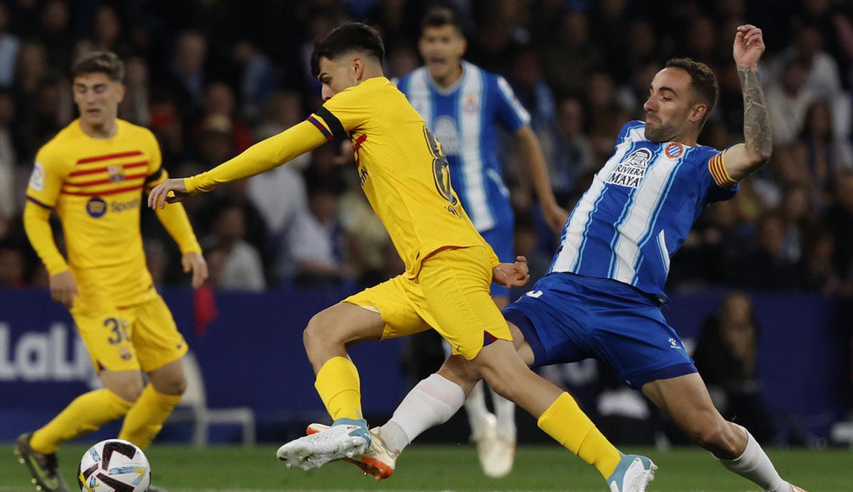<p>Barcelona akhirnya berhasil kembali merebut gelar juara Liga Spanyol usai menang 4-2 atas Espanyol. (AP Photo/Joan Monfort)</p>