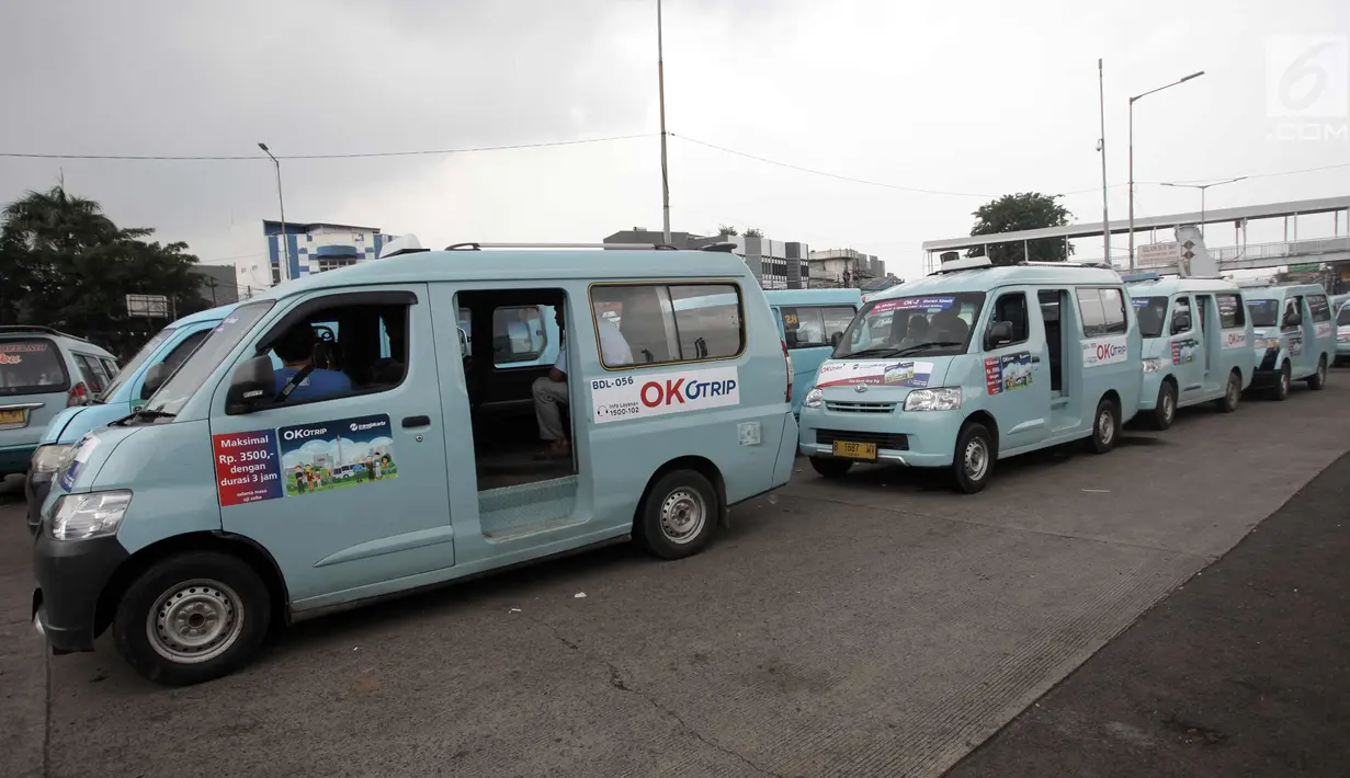 Angkutan umum menunggu penumpang di Terminal Kampung Melayu, Jakarta, Rabu (17/1). Uji coba pertama dilakukan untuk rute Kampung Melayu-Duren Sawit yang melibatkan 15 mikrolet. (Liputan6.com/Arya Manggala)