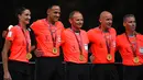 Wasit Szymon Marciniak (kedua kanan) bersama asistennya berfoto bersama saat upacara pemberian trofi setelah laga final Piala Dunia 2022 antara Argentina melawan Prancis di Lusail Stadium, Doha pada 18 Desember 2022. (AFP/Paul Ellis)