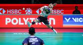 Pebulu tangkis tunggal putra Indonesia, Jonatan Christie melakukan smash ke arah kompatriotnya, Alwi Farhan dalam babak 16 besar Indonesia Open 2026 di Istora Senayan, Jakarta, Kamis (04/06/2026). (Bola.com/Bagaskara Lazuardi)