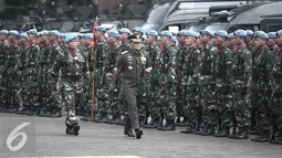 Panglima TNI Jenderal Gatot Nurmantyo memeriksa pasukan saat upacara serahterima Komandan Pasukan Pengaman Presiden (Danpaspampres) di Mako Paspampres, Jakarta, Rabu (25/5).  (Liputan6.com/Faizal Fanani)