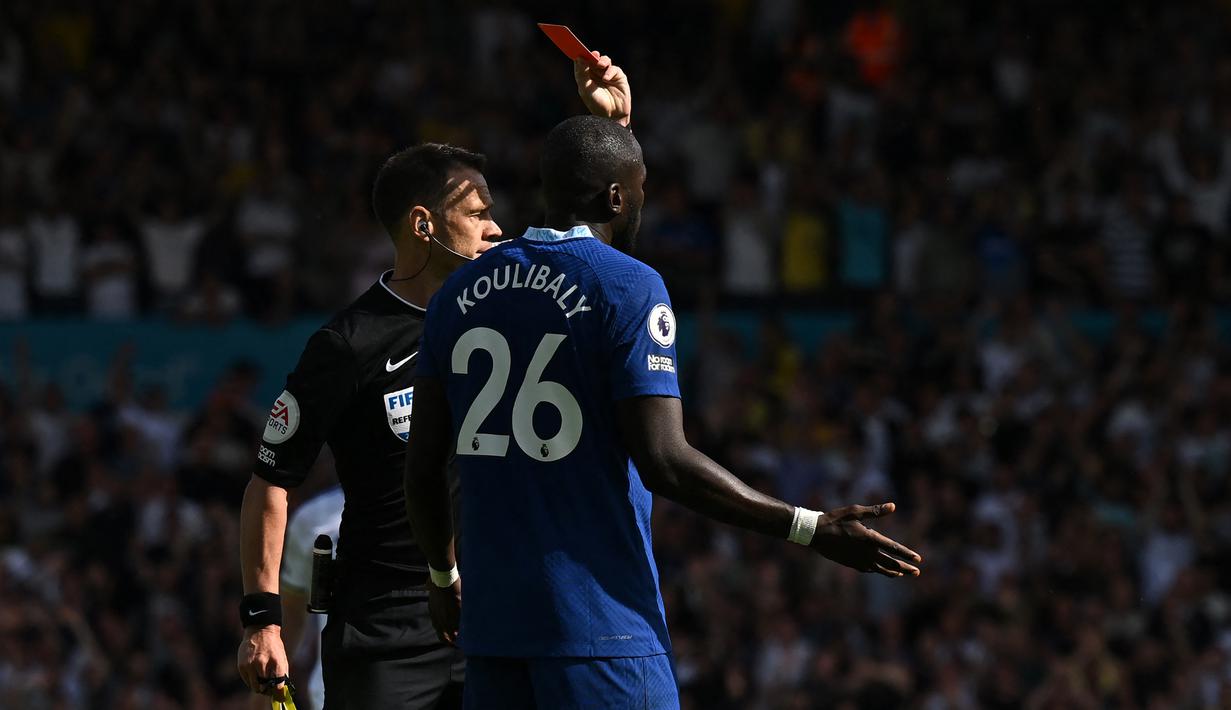 Derita Chelsea semakin parah usai Kalidou Koulibaly diganjar kartu kuning kedua yang berujung kartu merah pada menit ke-84 atas aksinya menghentikan laju Joe Gelhardt yang tengah melakukan manuver serangan balik. (AFP/Paul Ellis)