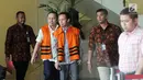 Bupati Halmahera Timur nonaktif Rudi Erawan (dua kiri) dan pengacara HM Saifudin usai menjalani pemeriksaan di KPK, Jakarta, Jumat (11/5). Saifudin menandatangani berkas P21 suap penanganan perkara di PN Klas IA Khusus Tangerang. (Merdeka.com/Dwi Narwoko)