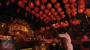 Umat Tionghoa melakukan sembahyang saat Tahun Baru Imlek 2567 di dalam Vihara Dhanagun, Bogor, Senin (8/2/2016). Vihara yang juga disebut sebagai Hok Tek Bio merupakan klenteng tertua yang ada di Kota Bogor, Jawa Barat. (Liputan6.com/Helmi Fithriansyah)