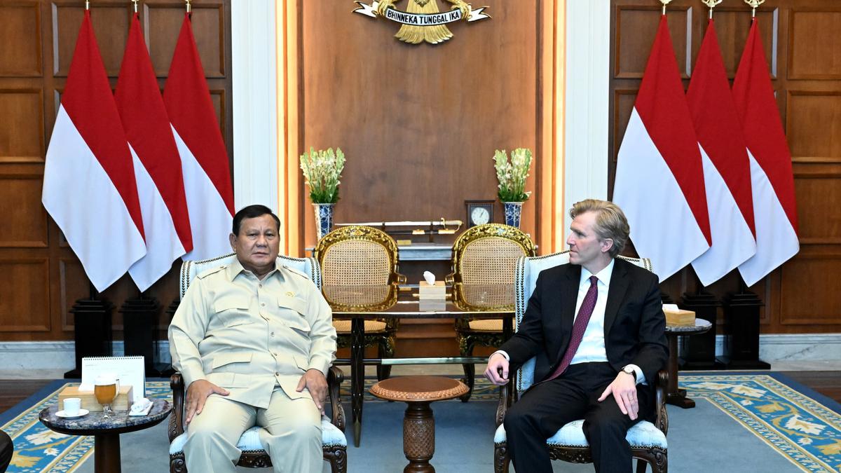 Prabowo Bertemu Wakil Menteri Perang AS di Istana