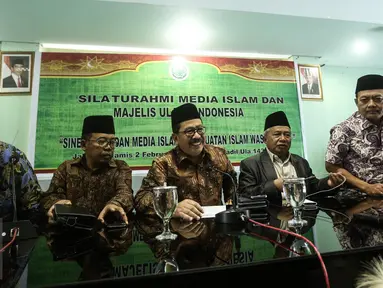 Majelis Ulama Indonesia (MUI) bersiap menggelar konferensi pers di Gedung MUI, Jakarta, Kamis (2/2). MUI menyampaikan pandangan hasil proses persidangan ke delapan kasus dugaan penodaan agama pada 31 Januari 2017. (Liputan6.com/Faizal Fanani)
