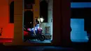 Sejumlah keluarga juga harus beradaptasi dengan kondisi darurat. Tampak dalam foto, orang-orang berkumpul di dekat sebuah bisnis swasta dengan generator listrik selama pemadaman listrik nasional di Havana, Kuba pada 21 Maret 2026. (ADALBERTO ROQUE/AFP)