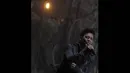 Aksi Ariel Noah saat proses pembuatan video klip 'Hero" di kawasan Kota Tua, Jakarta, (11/9/14). (Liputan6.com/Faisal R Syam)