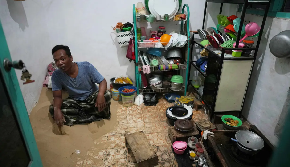 Diketahui, pasir yang digunakan oleh warga desa ini tidak diambil dari sembarang tempat. (AP Photo/Dita Alangkara)