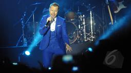 Penampilan Ronan Keating saat konser bertajuk A Night Of Reunion With Boyzone di Istora Senayan, Jakarta (22/5/2015). Ronan Keating membawakan kembali lagu-lagu yang hits mereka di era 90 an. (Liputan6.com/Panji Diksana)
