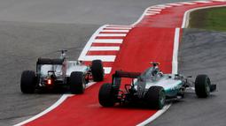 Dua pebalap Mercedes GP, Lewis Hamilton dan Nico Rosberg, terlibat pertarungan sengit dalam F1 GP AS di Sirkuit The Americas, Austin, AS, Senin (26/10/2015) dini hari WIB. (Reuters/Adrees Latif)