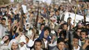 Pendukung kelompok Houthi melakukan demonstrasi menentang penyerangan Arab Saudi ke Yaman, Jumat, (20/11). Serangan koalisi pimpinan Arab Saudi ditujukan menghancurkan kelompol Houthi yang telah merebut kekuasaan Yaman. (REUTERS/Khaled Abdullah)
