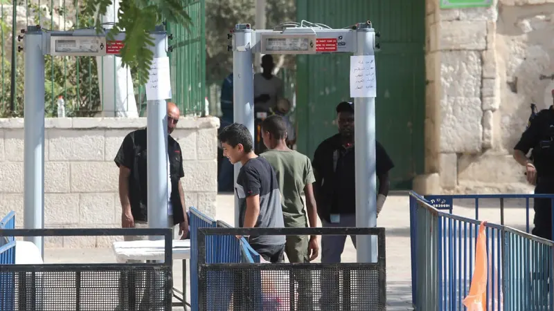 Metal detector di situs suci Yerusalem. (Jerusalem Post)