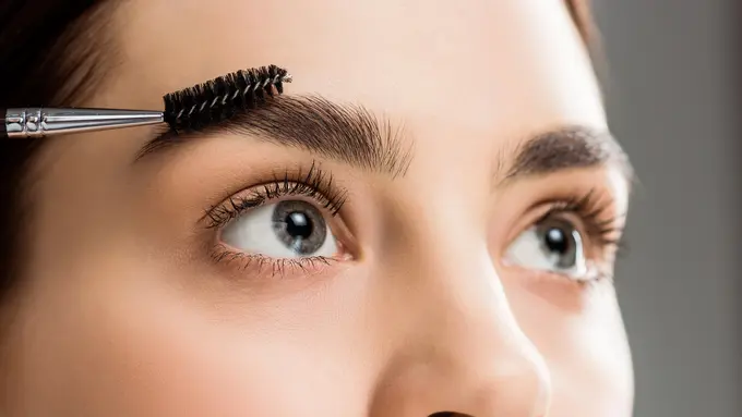 Nggak Perlu Sulam, Ini 4 Cara Simpel Menebalkan Alis yang Bisa Dicoba Sendiri!