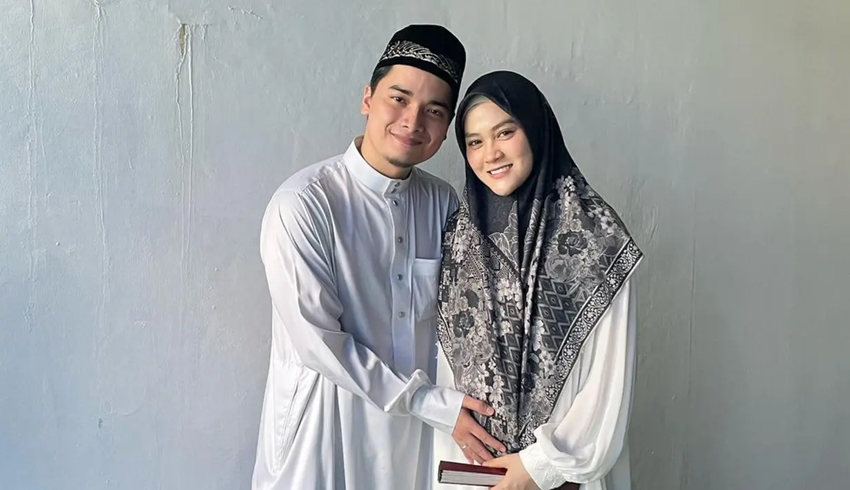 Dalam momen tasyakuran empat bulanan kehamilan sang istri, Alvin Faiz menggelar pengajian di kediamannya. Dalam caption unggahan, mantan suami Larissa Chou itu memohon doa agar Allah selalu menjaga dan melancarkan kehamilan sang istri sampai melahirkan nanti. (Liputan6.com/IG/@alvin_411)