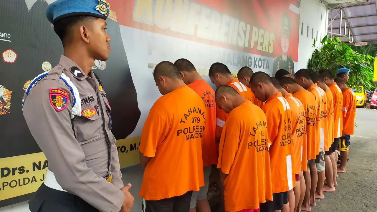 Tersangka perusakan pos polisi saat aksi rusuh di Kota Malang pada akhir Agustus 2025 dalam konferensi media di Mapolresta Malang Kota, Jumat, 26 September 2025