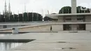 Warga beraktivitas di sekitar Taman Lapangan Banteng, Jakarta, Kamis (20/2/2020). Adanya revitalisasi kawasan Monas menyebabkan sebagian warga lebih memilih Lapangan Banteng sebagai tempat menghabiskan waktu untuk berolahraga serta berekreasi. (Liputan6.com/Immanuel Antonius)