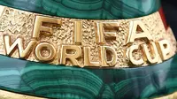 Detail trofi Piala Dunia FIFA 2018 selama FIFA World Cup Trophy Tour di Paris (20/3). Piala Dunia 2018 diselenggarakan 14 Juni dan 15 Juli 2018 di Rusia. (AFP Photo/Franck Fife)