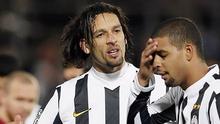 Reaksi Amauri dan Felipe Melo ketika Juventus bermain imbang 1-1 melawan Livorno, 6 Februari 2010. AFP PHOTO/FABIO MUZZI