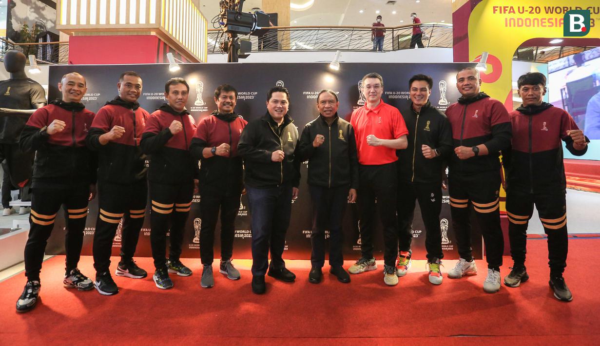 <p>Ketua Umum PSSI, Erick Thohir (tengah) berfoto bersama wakil ketua Zainudin Amali, CEO PT JUARAGA Mochtar Sarman, publik figur Baim Wong, dan sejumlah pelatih Timnas Indonesia U-22 saat launching merchandise resmi Piala Dunia U-20 2023 di Atrium Mall FX Sudirman, Senayan, Jakarta, Rabu (08/03/2023). (Bola.com/Bagaskara Lazuardi)</p>