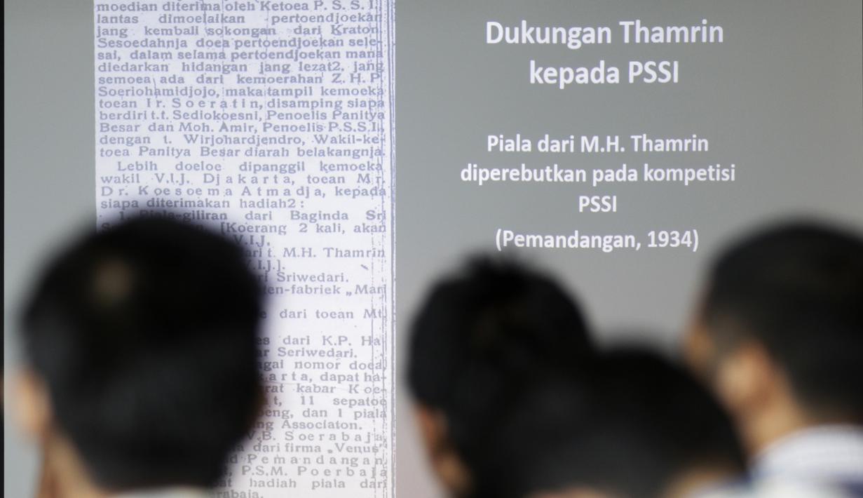 Slide sejarah tentang MH Thamrin kepada sepak bola saat seminar "Dari Stadion VIJ menuju Stadion MH Thamrin" di Balai Kota, Jakarta, Jumat (15/2). Seminar ini menghadirkan sejarahwan JJ Rizal dan penulis buku Gue Persija. (Bola.com/Yoppy Renato)