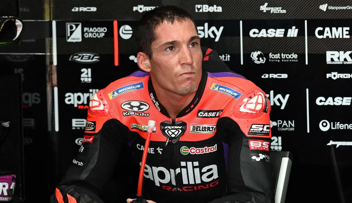 Pembalap Aprilia Racing Team Gresini, Maverick Vinales bersiap sebelum sesi latihan bebas balapan MotoGP 2024 di Sirkuit Internasional Pertamina Mandalika, Lombok, Nusa Tenggara Barat, Jumat 27 September 2024. (SONNY TUMBELAKA/AFP)